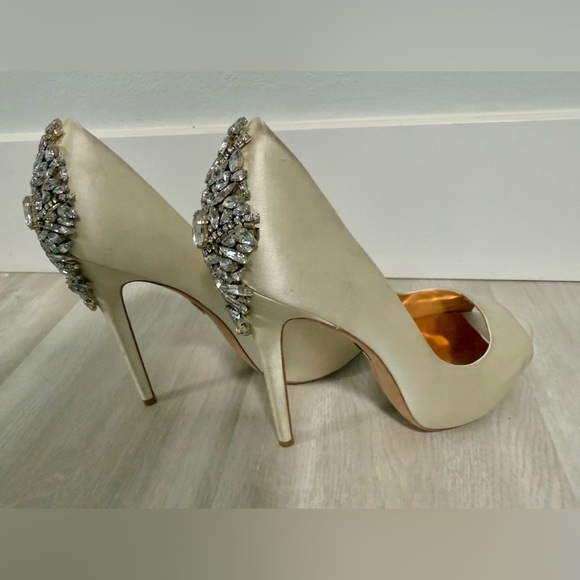 Badgley Mischka Peep Toe Heels, Size 8 1/2, Color Latte Satin - Picture 7 of 15